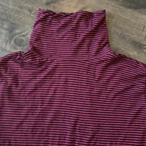 Active basic USA turtleneck sz: Med - Picture 3 of 3